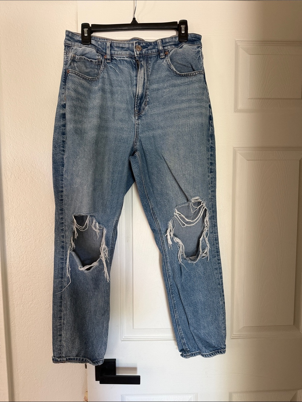 American Eagle Outfitters Light Blue Distressed mom Jean